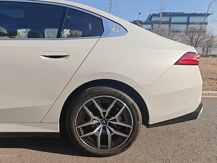 Фото 5 - BMW i5