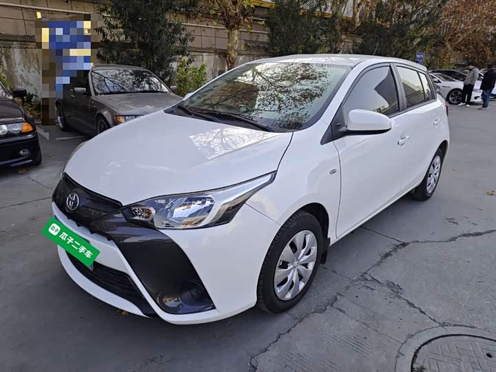Фото 1 - Toyota Yaris L Hatchback
