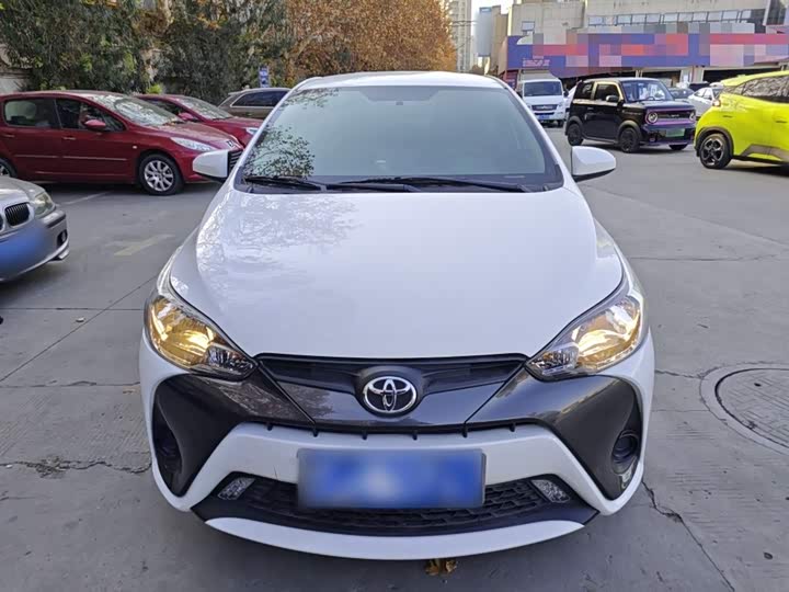 Фото 3 - Toyota Yaris L Hatchback