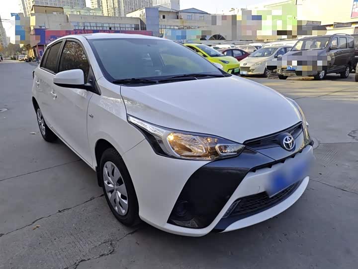 Фото 4 - Toyota Yaris L Hatchback