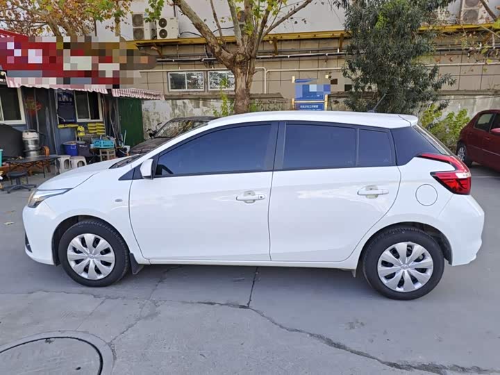Фото 5 - Toyota Yaris L Hatchback