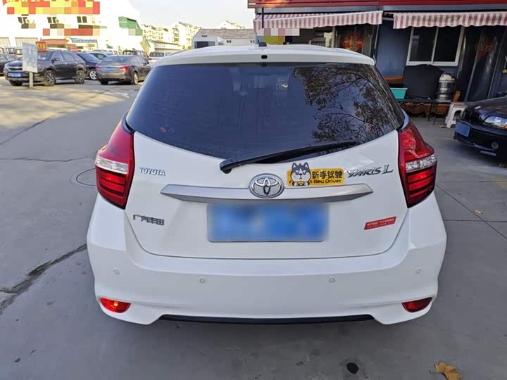 Фото 6 - Toyota Yaris L Hatchback