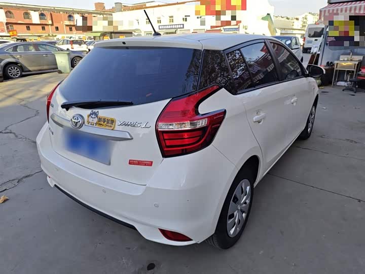 Фото 7 - Toyota Yaris L Hatchback