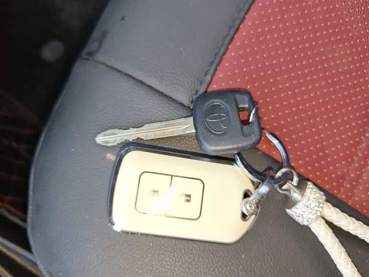 Фото 9 - Toyota Yaris L Hatchback