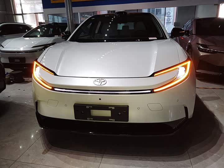 Фото 3 - Toyota bZ5