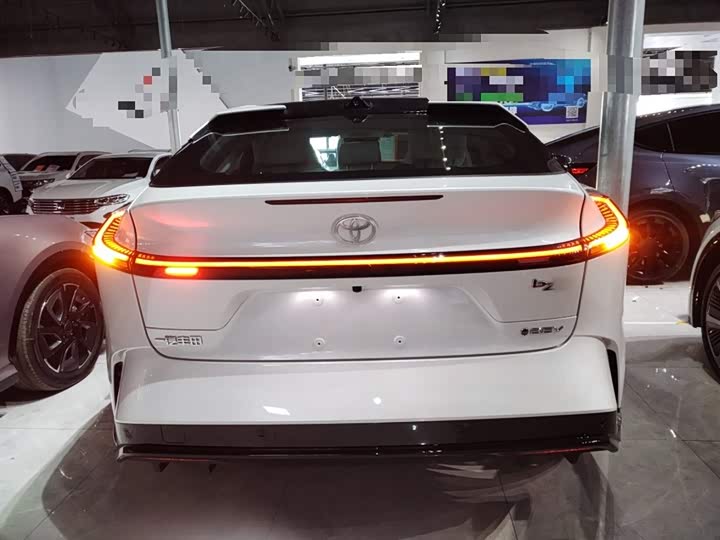 Фото 6 - Toyota bZ5