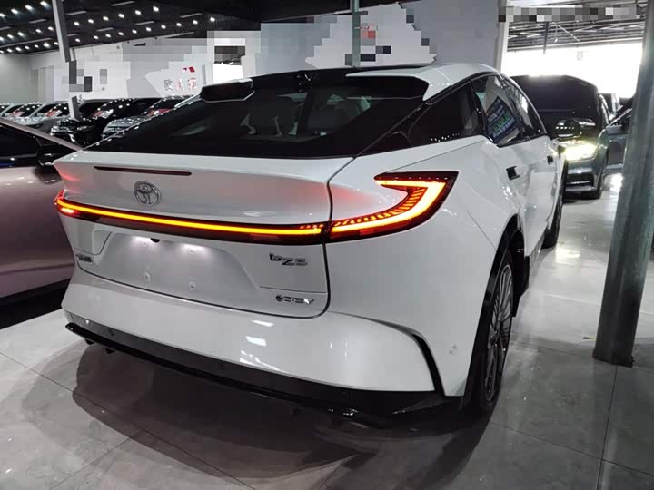 Фото 7 - Toyota bZ5