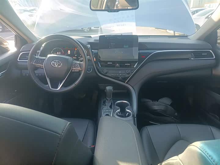 Фото 10 - Toyota Camry