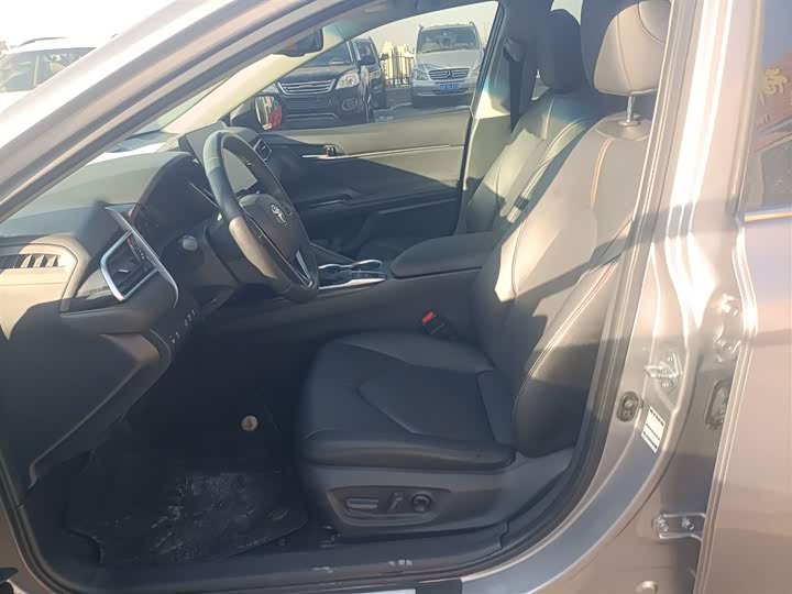 Фото 15 - Toyota Camry