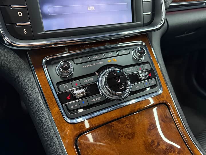 Фото 16 - Lincoln Continental