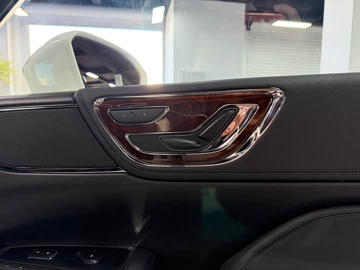 Фото 22 - Lincoln Continental