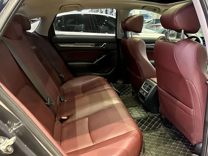 Фото 8 - Honda Accord