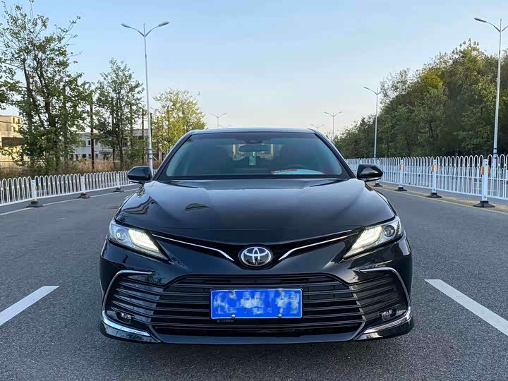 Фото 2 - Toyota Camry