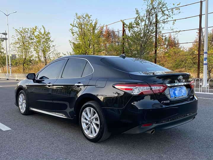 Фото 6 - Toyota Camry