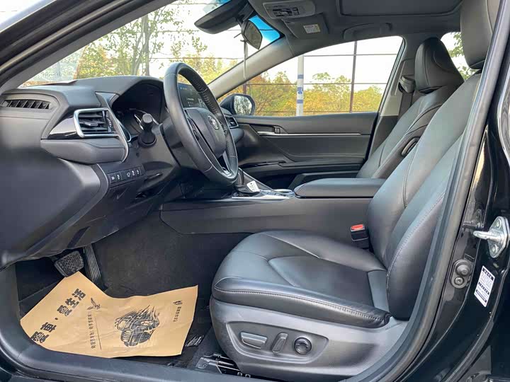 Фото 8 - Toyota Camry