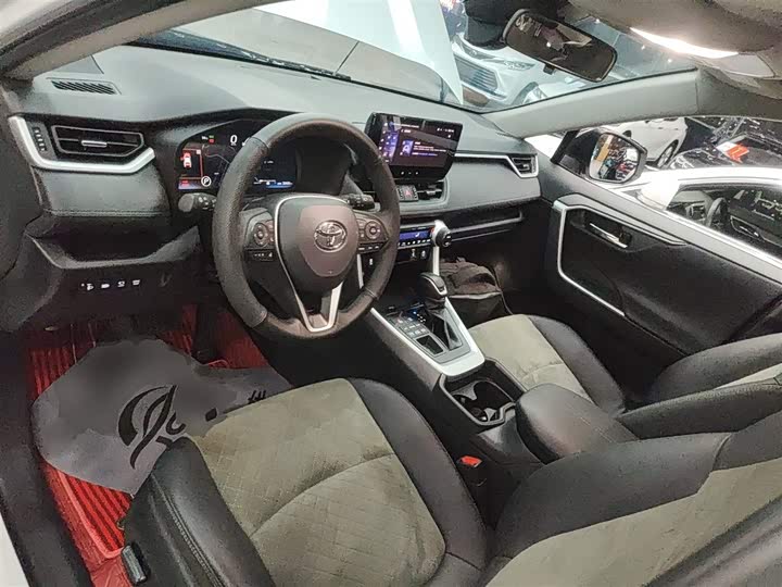 Фото 10 - Toyota RAV4