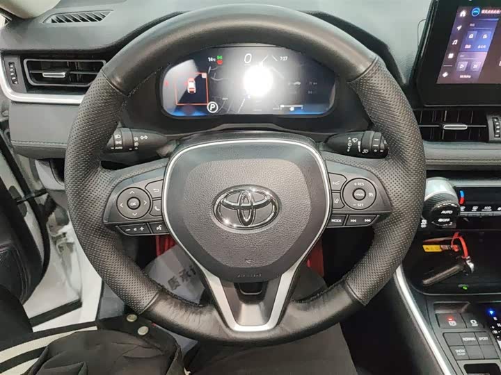 Фото 11 - Toyota RAV4