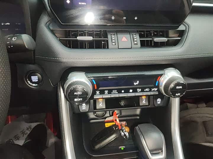 Фото 13 - Toyota RAV4