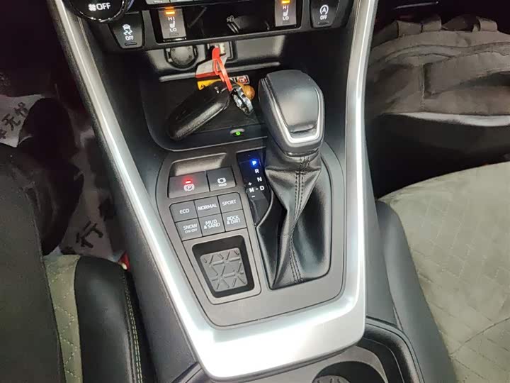 Фото 14 - Toyota RAV4