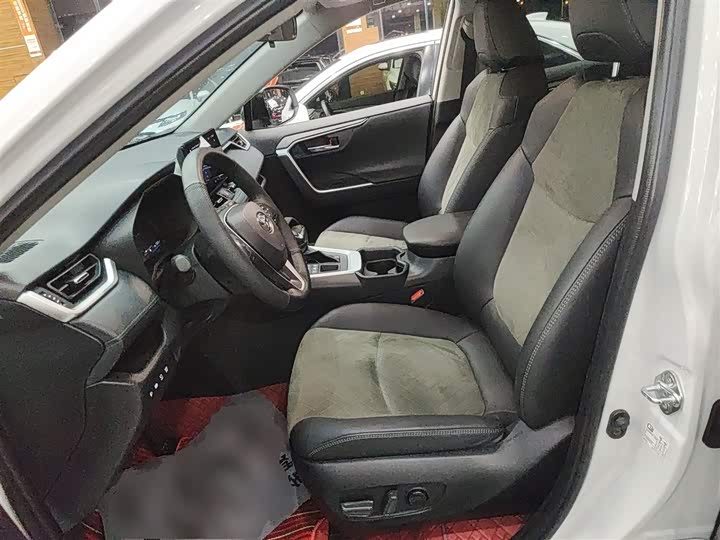 Фото 15 - Toyota RAV4