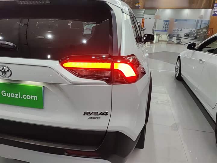 Фото 8 - Toyota RAV4