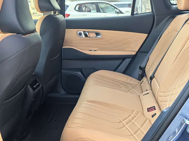 Фото 10 - Geely Galaxy Starship 7