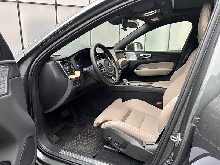 Фото 8 - Volvo XC60