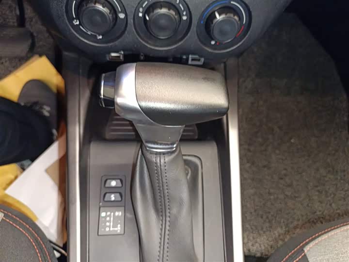 Фото 14 - Citroen C3-XR