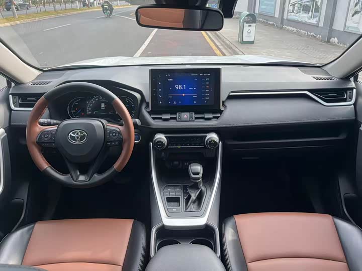 Фото 10 - Toyota RAV4