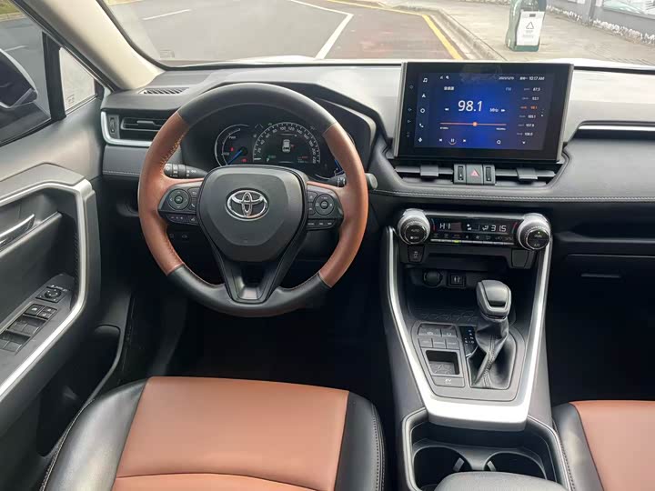 Фото 11 - Toyota RAV4