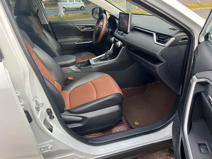 Фото 12 - Toyota RAV4