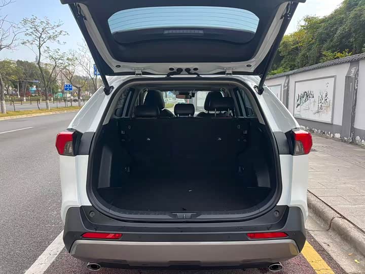 Фото 13 - Toyota RAV4