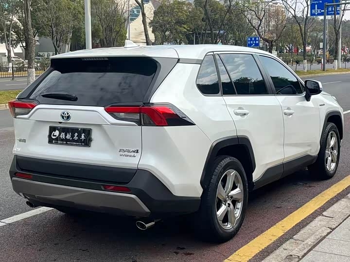 Фото 4 - Toyota RAV4