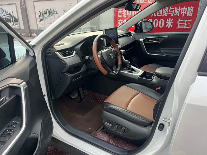 Фото 7 - Toyota RAV4