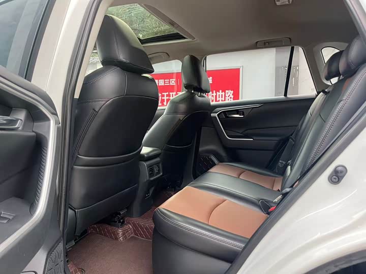 Фото 8 - Toyota RAV4