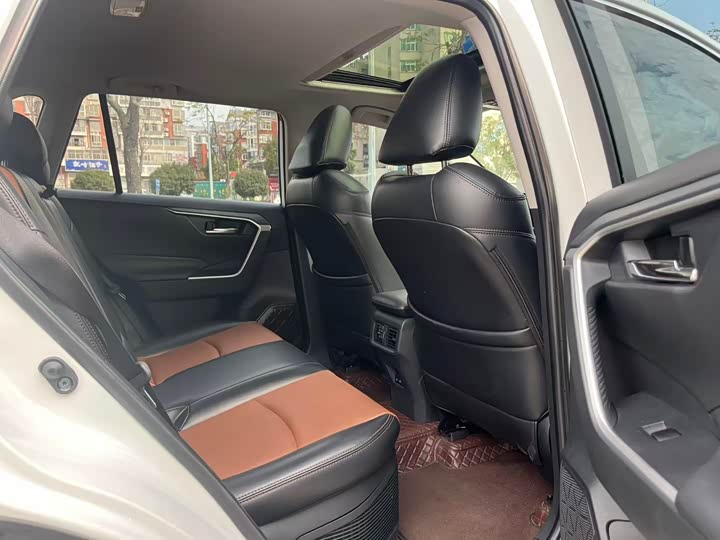 Фото 9 - Toyota RAV4