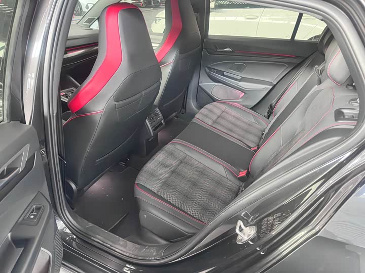 Фото 7 - Volkswagen Golf GTI