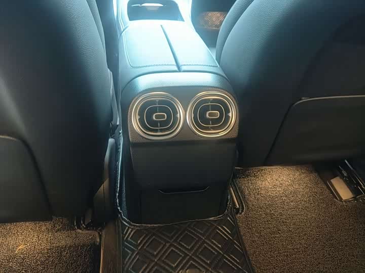 Фото 10 - Mercedes-Benz C-Class