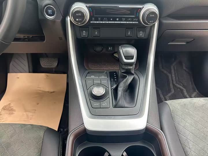 Фото 10 - Toyota RAV4