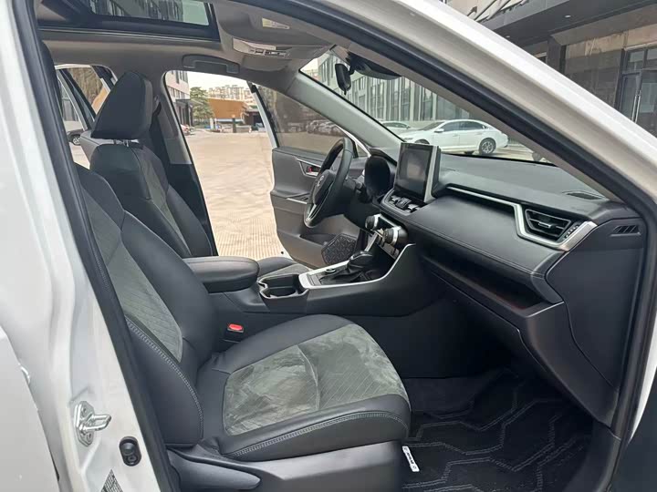 Фото 11 - Toyota RAV4