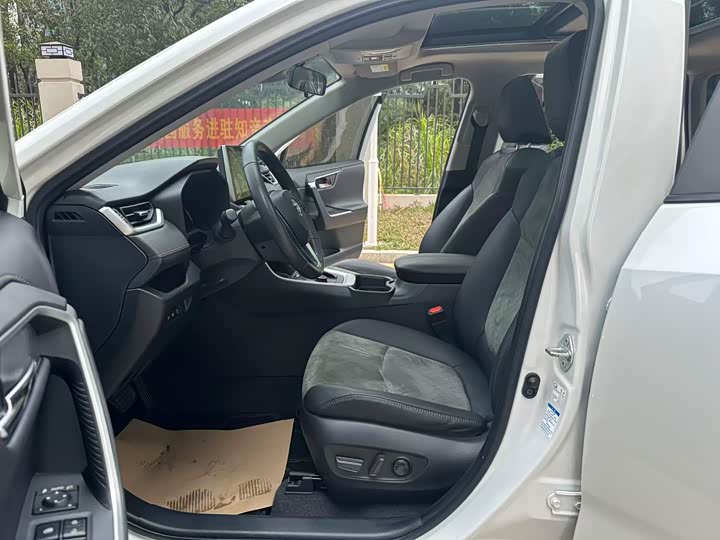 Фото 12 - Toyota RAV4