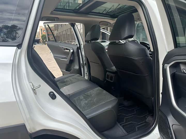 Фото 13 - Toyota RAV4