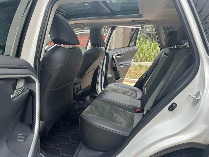 Фото 14 - Toyota RAV4