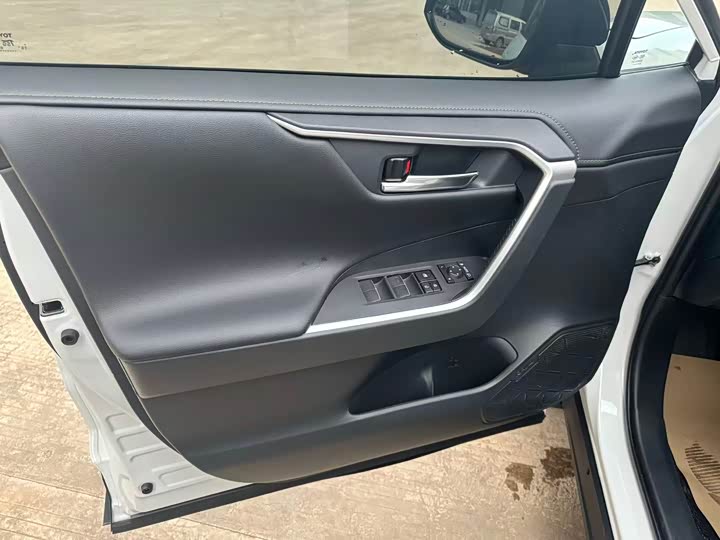 Фото 16 - Toyota RAV4