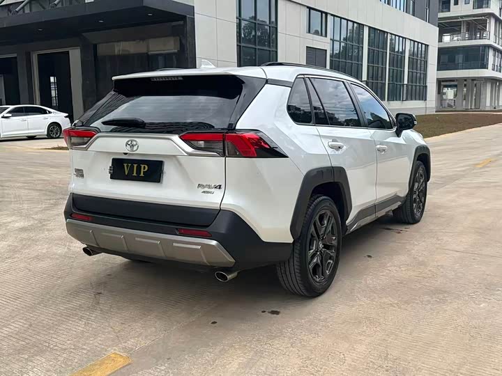 Фото 4 - Toyota RAV4