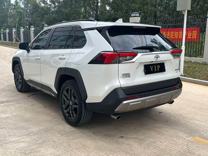 Фото 6 - Toyota RAV4