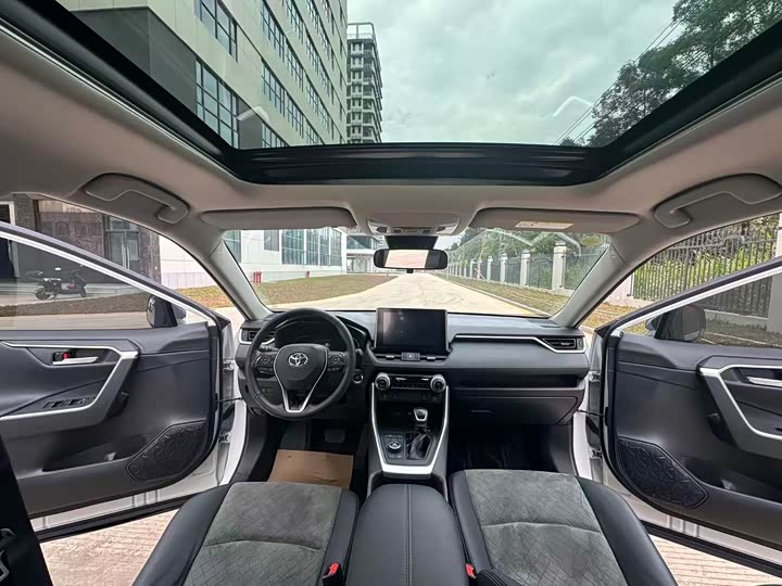 Фото 7 - Toyota RAV4