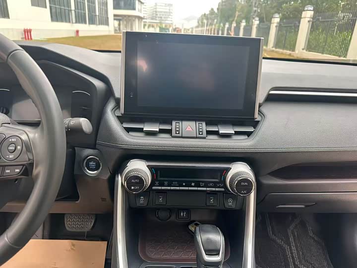 Фото 9 - Toyota RAV4