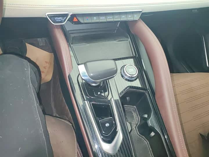 Фото 14 - Geely Monjaro