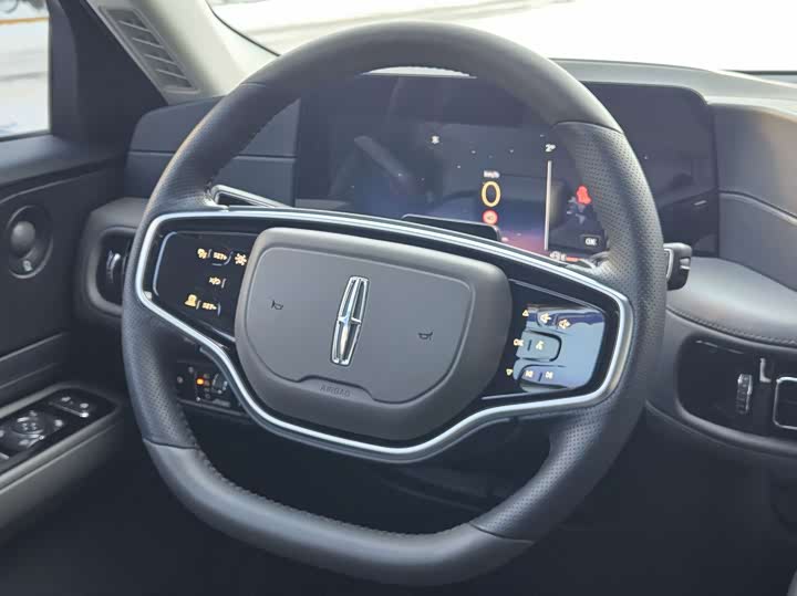 Фото 12 - Lincoln Aviator